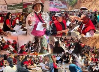 Rapidin Serahkan Bantuan DPD PDI Perjuangan Sumut Rp1 Juta per KK di Kelurahan Tukka