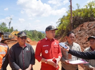 Fransiskus Diaan Tinjau Pembangunan Jalan Simpang 4 Nanga Suruk Nanga Payang 