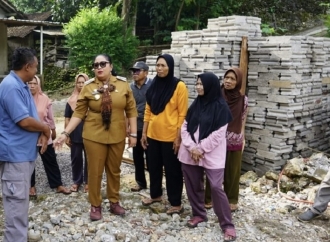Endah Subekti Turun Langsung, Rumah Tak Layak Huni Warga Tanjungsari Mulai Diperbaiki