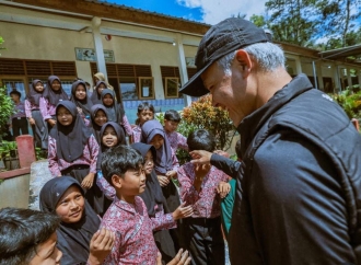 Peluk Hangat Ganjar di Lereng Slamet: Saat Seragam Baru Menghapus Trauma Anak-Anak Pengungsian