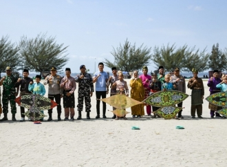 Kasmarni Resmi Buka Festival Layang-Layang Wau Bengkalis