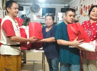 Sambut Imlek, Lily Bagikan Paket Kasih Sayang Bagi Warga Medan Petisah