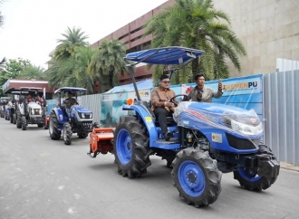 Dongkrak Produktivitas, Mas Dhito Salurkan Puluhan Alsintan Kepada Ratusan Petani