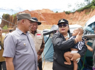 Bupati Endah Subekti Serahkan Bantuan Ratusan Juta Rupiah Bagi Korban Bencana Tapteng