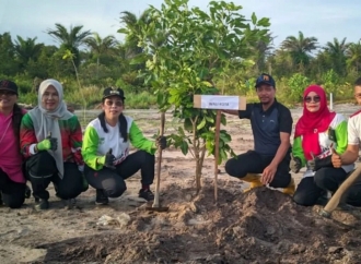 Tjhai Chui Mie Pimpin Penanaman 8.000 Pohon Serentak di 26 Kelurahan