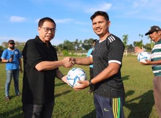 Berikan Bola Standar FIFA untuk Lapangan Desa, Sofyan Tan Berharap Ponirin Meka Lahir Kembali