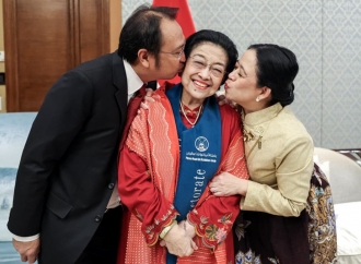Momen Hangat Prananda dan Puan Cium Megawati usai Terima Gelar Doktor di Riyadh