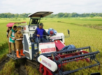 Endah Subekti Apresiasi Alsintan dan Konsep InovatIf Pengolahan Lahan di Panen Raya Perdana 2026