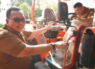 Robby Dondokambey Serahkan Bantuan Alsintan Satu Unit Traktor Kepada Pemerintah Desa Poopoh