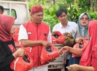 PDI Perjuangan Jatim Salurkan 400 Paket Sembako Bagi Korban Terdampak Angin Puting Beliung di Sumenep