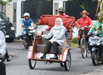 Bupati Ipuk Naik Becak Listrik ke Kantor, Konsisten Pakai Kendaraan Umum