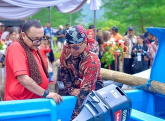 Kaisar Serahkan Bantuan Kapal kepada Nelayan di Desa Jetis