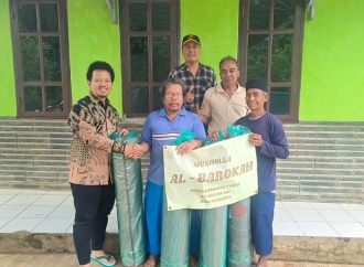 ‎Jelang Ramadan, Fernando Doklas Beri Bantuan Karpet Ke Mushola Al-Barokah