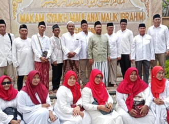 Gus Yani Gandeng Kader Banteng Gresik Ziarah ke Makam Para Wali