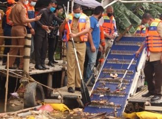 Tri Adhianto Larang Warga Bekasi Buang Sampah ke Sungai