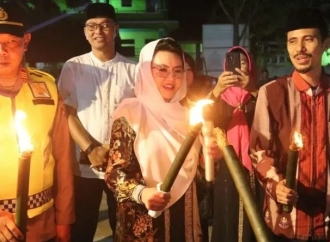 Karolin Margret Natasa Lepas Pawai Obor Ramadan: Momentum Perkuat Kerukunan di Landak