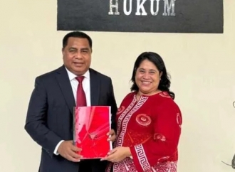 Bergelar SH, Benhur Watubun Soroti Bahaya Kepentingan Politik Dalam Pembentukan Perda