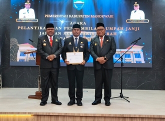 Bupati Hermus Lantik Yan Ayomi Sebagai Sekda Definitif