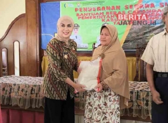 Bupati Dyah Kartika Salurkan Bantuan Beras ke 822 Warga Terdampak Banjir