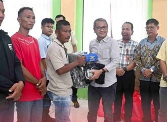 Yaatulo Gulo Serahkan Bantuan Sarana Perikanan Kepada Para Nelayan