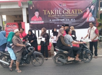 Rumah Kebangsaan Abidin Fikri Rutin Bagikan Takjil Sepanjang Bulan Puasa