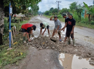 Sarwoko Bergotong royong Bersama Warga Perbaiki Jalan yang Rusak di Desa Pejambon