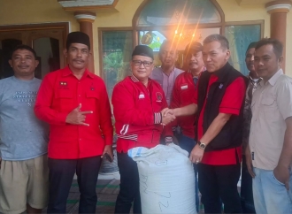 Banteng Demak dan Musthofa Salurkan Bantuan Sembako di Desa Kebonagung