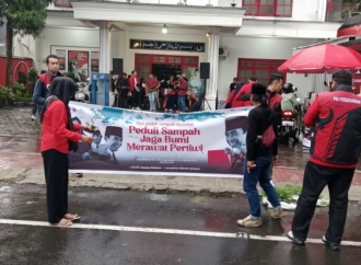 DPC PDI Perjuangan Kab. Bondowoso Bersama BMI Bagikan Takjil dan Bibit Pohon