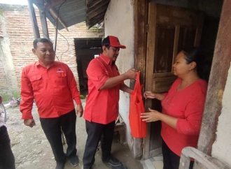 Banteng Kota Tegal Bagikan Beras ke Masyarakat 