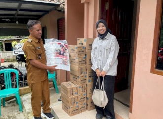 Ineu Purwadewi Serahkan Bantuan Biskuit Bergizi ke Ibu Hamil dan Balita di Desa Cijeruk
