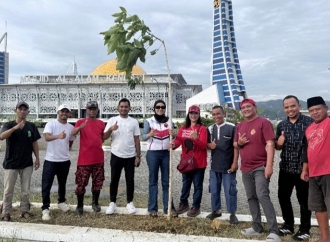 Momentum Ramadan, DPC PDI Perjuangan Kendari Tanam 50 Pohon Tabebuya di Masjid Al Alam