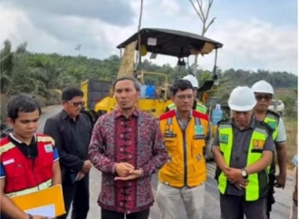 Edi Purwanto Turun Langsung Tinjau Perbaikan Jalan Taman Dewa-Simpang Guruh Baru, Jambi