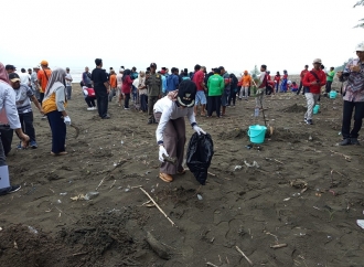 Peringati HPSN 2026, Bupati Dyah Kartika Pimpin Aksi Bersih Pantai di Kendal