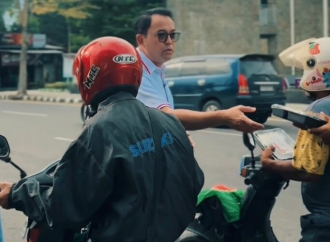 Sapa Pengendara di Kediri, Pulung Agustanto Turun Jalan Bagikan Takjil