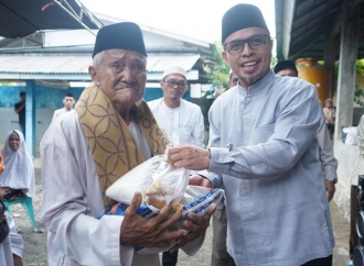 Safari Ramadan, Sirajudin Lasena Serahkan Bantuan Sembako dan Al-Qur’an