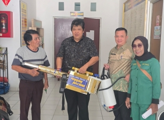 Cegah Penyakit DBD, Natala Sumedha Beri Bantuan Alat Fogging kepada Warga Nagasari