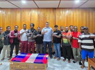 Arif Uopdana Serahkan Bantuan Bagi Tiga Klub Asal Pegubin