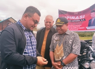 Arif Uopdana Serahkan Bantuan Alat Pertanian dan Pengelolaan Sampah