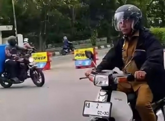 Tampil Gaya Santai Sederhana, Krisantus Kurniawan Berangkat Kerja Pakai Sepeda Motor 