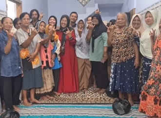 Sudarwati Tebar Kebahagiaan Ramadan, Santuni Lansia dan Anak Yatim di Kota Blitar
