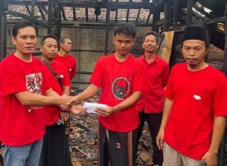 Rachmat Hidayat Pimpin Solidaritas Banteng Lombok Timur Bantu Rumah Kader yang Ludes Terbakar