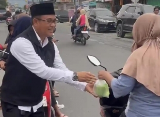 Banteng Sigi Turun ke Jalan Bagikan Takjil untuk Pengendara di Kalukubula