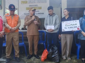 Wali Kota Damar Salurkan Bantuan dan Jamin Perbaikan Rumah Korban Kebakaran di Gelangan