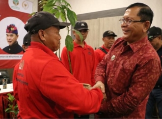 I Nyoman Adi Wiryatama Bagikan 4.000 Bibit Tanaman Produktif ke 10 Kelompok Tani Subak/Abian di Buleleng