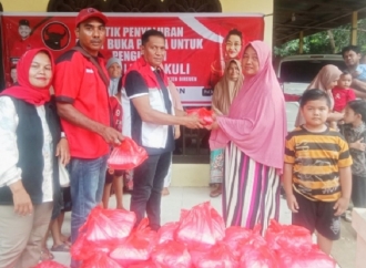 DPC PDI Perjuangan Bireuen Sediakan Ratusan Paket Berbuka Bagi Korban Banjir di Empat Desa