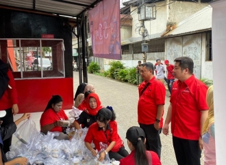 DPC PDI Perjuangan Jakarta Utara Bagikan Ratusan Takjil di Pademangan Barat, Warga Antusias