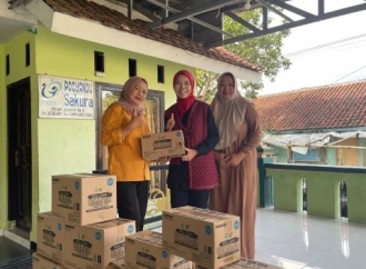 Ineu Serahkan Bantuan Biskuit Bergizi Untuk Ibu Hamil dan Balita di Posyandu Jatihurip