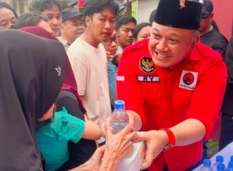 Reno Yanuar Berbagi Kebahagiaan dengan Bagikan Ratusan Takjil untuk Masyarakat Kota Cilegon