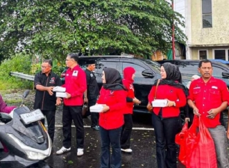 Sadarestuwati Pimpin Pembagian Ratusan Takjil di Depan Kantor DPC PDI Perjuangan Mojokerto 