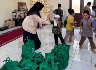 Ansari Serahkan Zakat Mal dan Al-Qur’an bagi Anak Yatim Muhammadiyah di Pamekasan